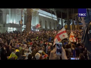 ⏺⏺⏺⏺ Les manifestants à Tbilissi près du Parlement contre la loi sur les agents étrangers tentent de briser le cordon de police