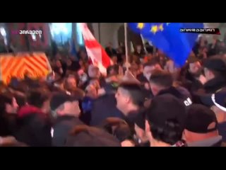 Manifestanti si scontrano con la polizia nella capitale georgiana, dove i manifestanti sono intervenuti contro la legge sugli “a