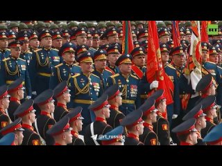Владимир Путин с трибуны на Красной площади поздравил россиян с Днем Победы в Великой Отечественной войне