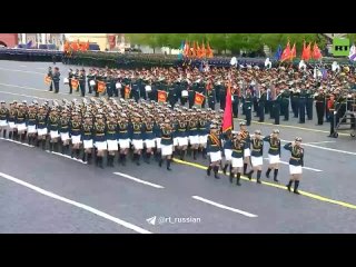 Dfil dune unit de femmes militaires sur la Place Rouge