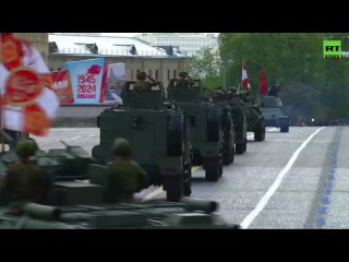 Тенк Т-34 смело отвара параду воне технике