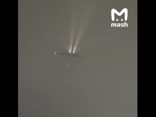 Молния ударила в самолёт с 550 пассажирами на борту, взлетевшего из международного аэропорта Ванкувера.   Boeing... (видео)