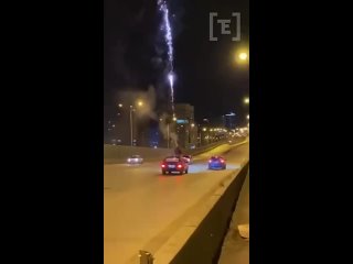 Неизвестные запустили фейерверк из машины на Макаровском мосту