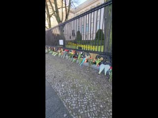 Читательница из Берлина сообщила некоторые детали в связи с возложением цветов к посольству: «В Берлине огромный мемориал Наваль