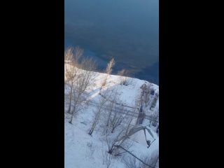 ️Жители Красноярска уже второй день наблюдают нефтяные пятна на реке Енисей