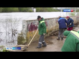 В Смоленске приступили к уборке набережной после паводка