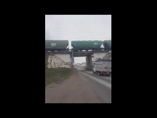 Мост частично обрушился во время движения грузового поезда в Туркестанской области

В социальных сетях появилось видео, на котор
