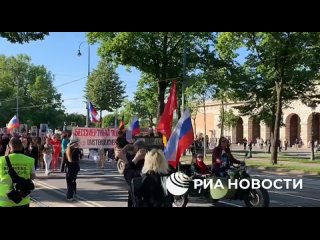 В центре Вены проходит шествие Бессмертного полка. Сотни человек прошли с фотографиями воевавших родственников, флагами России