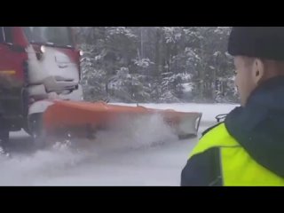 Госавтоинспекция фиксирует в районе Североуральска сильный снегопадНа 112 км автодороги Серов-Североуральск-Ивдель работа