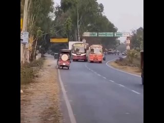 В Индии на дорогах атмосфера очень особенная...