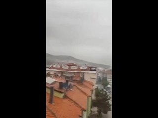 В Турции от сильного ветра упал минарет
