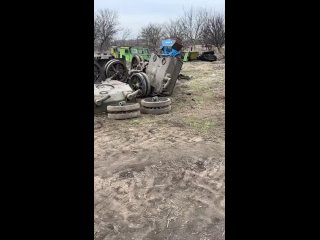 Pendant ce temps, en Ukraine, ils ont commencé à découper du matériel militaire endommagé en ferraille