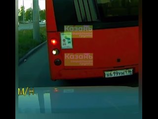 Водятель автобуса бросает мусор на улицу во время движения, кроме банки из окна летели бумажки и фантики. Копылова,... (видео)