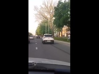 Ростовчанин возмущен поведением некоторых водителей, которые во время движения разрешают детям вылазить из люка машины и дурачит