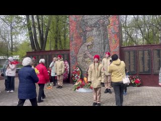 Почетный караул на территории памятника павшим в Великой Отечественной войне работникам фабрки Красный Профинтерн 1941-1945г.