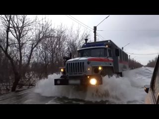 Росгвардия продолжает оказывать помощь жителям подтопленных районов Орска