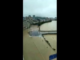 Устрашающими кадрами сильнейшего за последние 50 лет наводнения на юге Китая поделились пользователи соцсетей