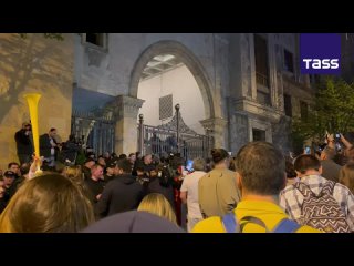 ▶️ The gate of a service entrance to the Georgian parliament building has been fortified with a huge bar to keep protesters away