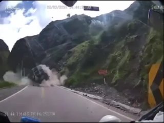 Камни раздавили грузовики и уничтожили дорогу в Перу