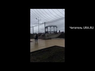 В Кургане на Набережной начала разрушатся дорога