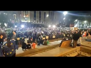 Georgia... la gente de su propio país salió a las calles bajo las banderas de estados extranjeros. Independiente.