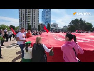 Гигантское Знамя Победы в столице Молдовы развернули участники автопробега в честь героев Великой Отечественной