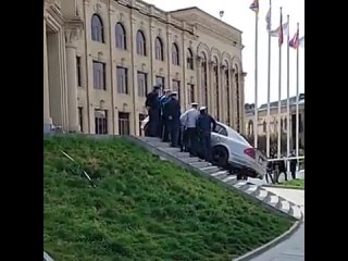 В Гюмри мужчина попытался заехать в мэрию на автомобиле прямо по лестницамСМИ пишут, что этим шагом гражданин выказывал недо