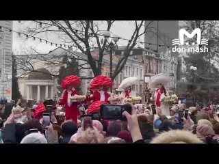 В Ростове сотни людей встретили весну вместе с уличным театром и поющими кришнаитами