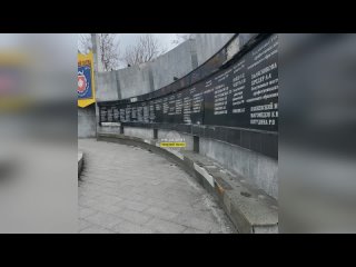 На Площади Славы в Нижнем Тагиле разрушается мемориал павшим героям в Великой Отечественной войне (г)