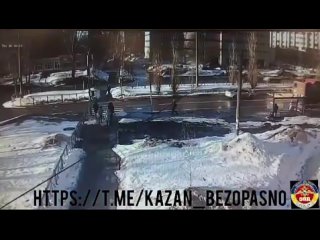 В Казани на улице Фучика водитель Skoda выехал на красный и сбил двух школьниц на пешеходном переходе