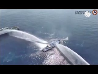 Береговая охрана Китая обстреляла из водометов корабль Филиппин