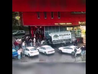 Грузовик без водителя протаранил пешеходов в Зеленогр
