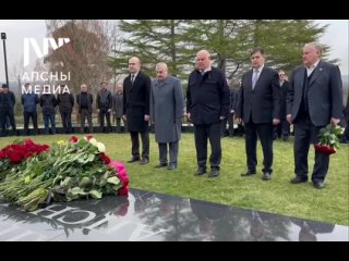 Президент Аслан Бжания почтил память Владислава Ардзинба в Нижней Эшере