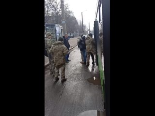 Флешмоб рейдов ТЦК в общественном транспорте дошел и до Харькова, где военкомы силой выдернули из автобуса мужчину