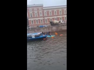 Автобус пробил ограждение и упал в реку Мойку в Санкт-Петербурге. По сообщениям СМИ, транспорт оказался в воде после ДТП с машин