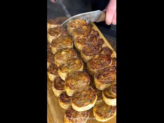 Рулетики из лаваша с мясом на мангале (мясо богато белком, который помогает поддерживать мышцы, кости и кожу)