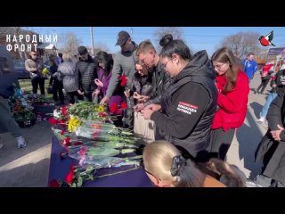 Представители Народного фронта возложили цветы в память граждан, убитых войсками НАТО в ходе агрессии против мирной Югославии 24