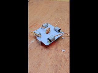 Один безумный инженер улучшил свою БДСМ-ловушку для тараканов, превратив её в настоящий аттракцион садомазо.