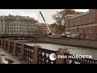 Автобус, упавший в реку Мойку с моста в Петербурге, начали вытаскивать из воды с помощью крана, сообщает РИА Новости