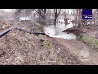 ▶️ В Оренбургской области сотрудники МЧС России развернули насосно-рукавный комплекс “Шквал“, он оснащен мощными насосами, позво