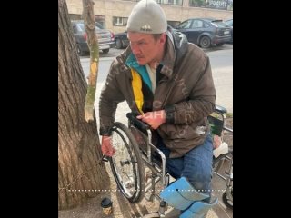 Волонтеры спасли инвалида-колясочника, которого приковали к дереву, в Кисловодске