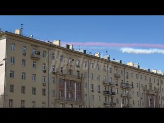 Nel cielo sopra Mosca, i combattenti russi hanno tracciato il tricolore: