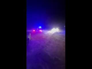 ‍ ️В Салехарде автоинспекторы помогли трем автолюбителям выбраться из снежного плена