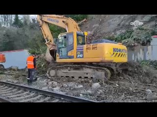 Движение поездов на участке Сочи-Дагомыс нарушено из-за обрушения на железнодорожный путь и контактную сеть грунта и опорной сте