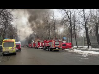 ️Площадь пожара в цехе в Екатеринбурге выросла до 4,5 тыс. кв. м, крыша рухнула на площади 300 кв. м, сообщили в МЧС. К ликвидац