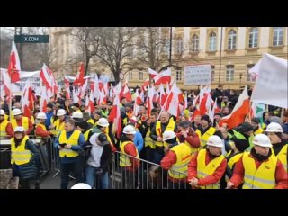 Польша снова в огне: протестующие аграрии угрожают Туску у канцелярии. Они жгут файеры и покрышки и перекрывают уличное движение