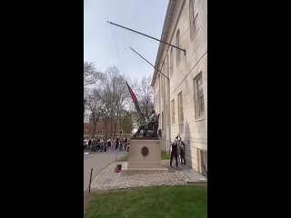 «Нас не запугать». Студенты Гарвардского университета сорвали флаг США над статуей английского христианского проповедника Джона