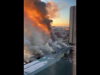 Мощный пожар охватил мебельный склад в Якутске.