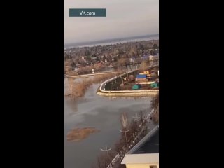 Россиян попросили не возводить собственные дамбы😐   В Минприроды РФ заявили, что самостоятельно возведённые дамбы... (видео)