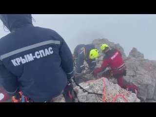 Сотрудники МЧС Крыма развернули знамя Победы на горных вершинах Крыма